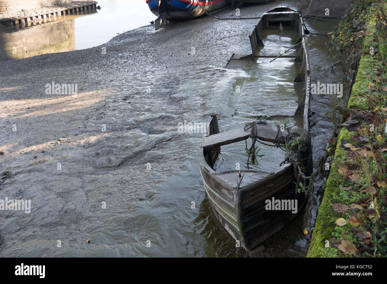 Verlassene Boot im Schlamm versunken, auf der Themse in St Margarets, im Südwesten von London, England, während der Bilanzpressekonferenz des Flusses ziehen Sie Stockfoto
