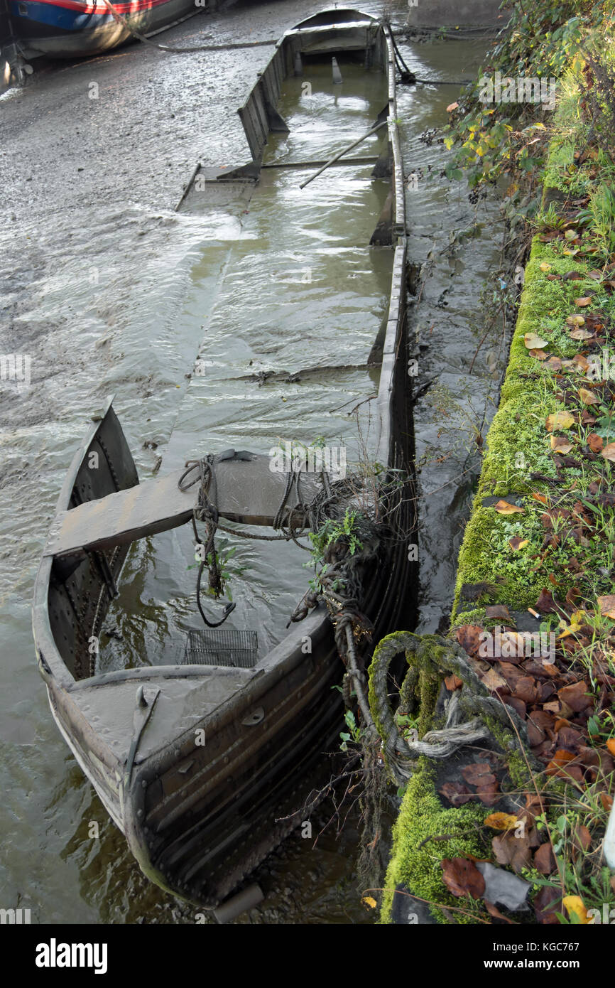 Verlassene Boot im Schlamm versunken, auf der Themse in St Margarets, im Südwesten von London, England, während der Bilanzpressekonferenz des Flusses ziehen Sie Stockfoto