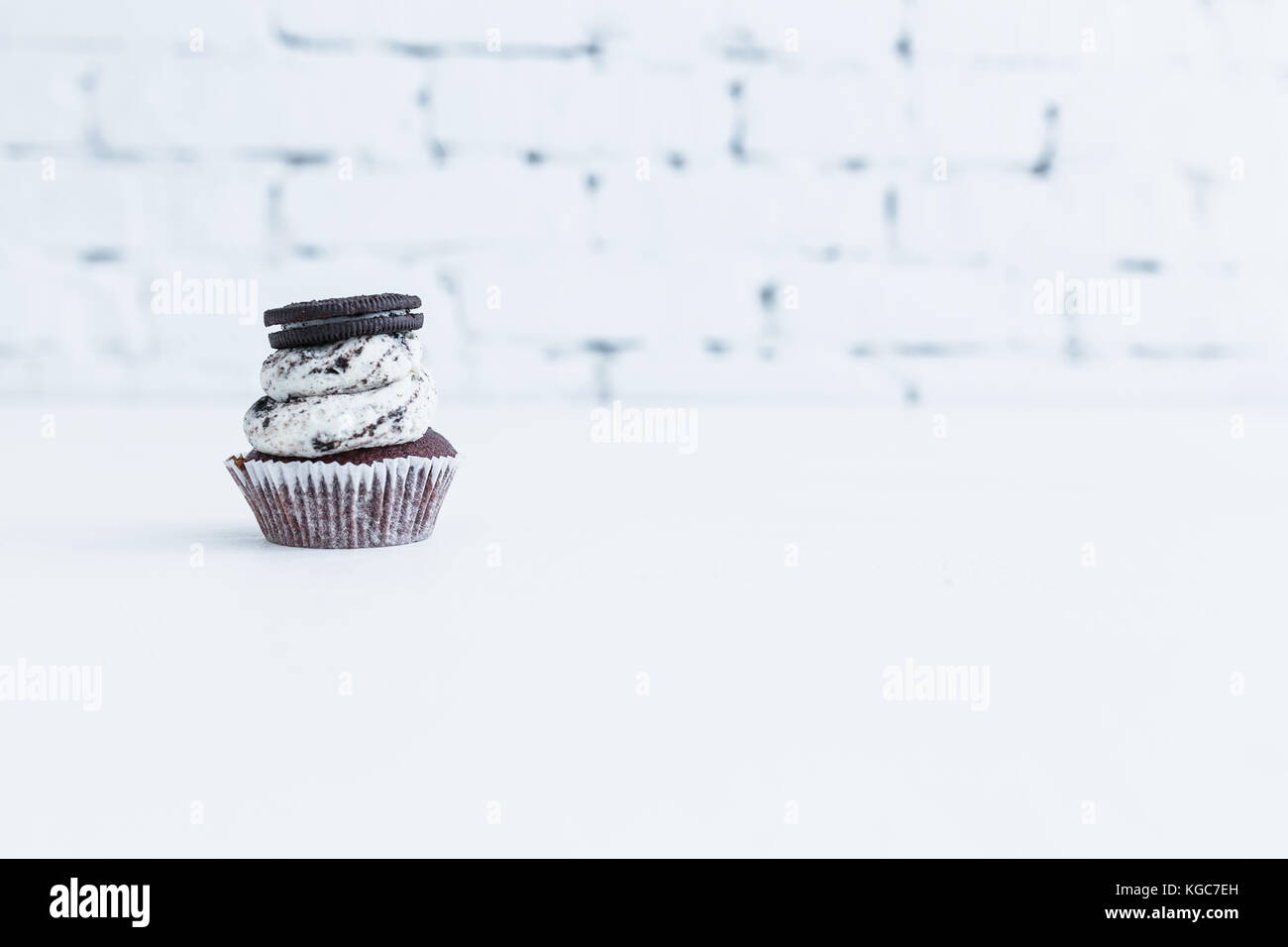 Schokolade capcake mit Mascarpone Creme mit Schokolade Cookies auf. weißen Hintergrund. Stockfoto