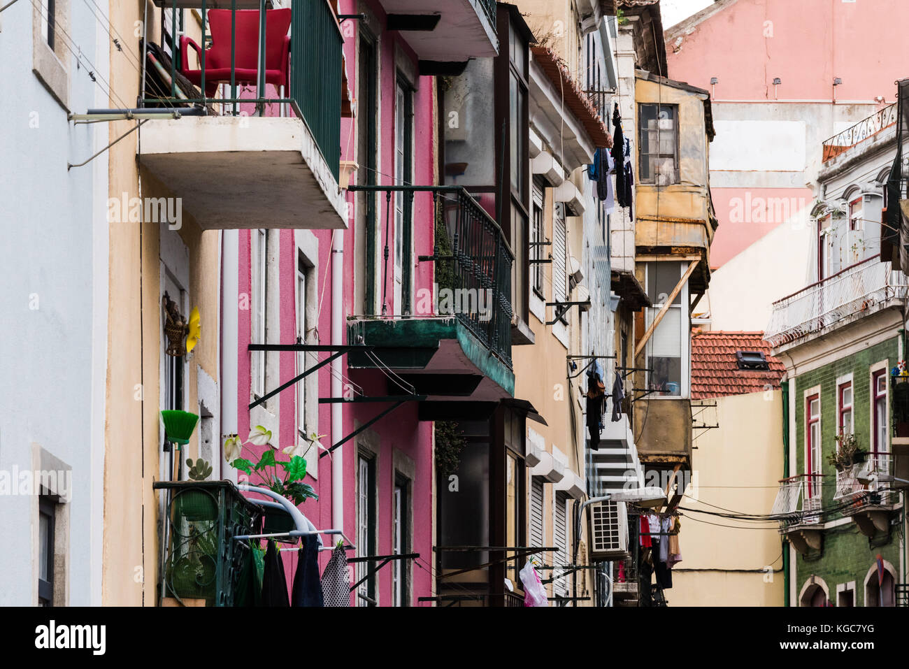 Blick auf die Straße mit klassischen südeuropäischen Wohnblocks mit Wäsche aus den Fenstern hing und Balkone zu trocknen Stockfoto