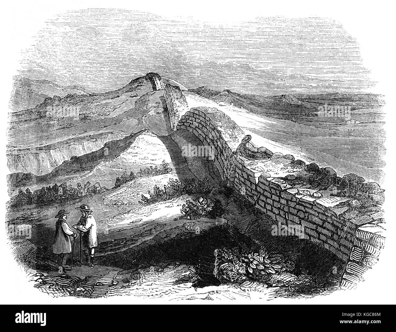 Hadrian's Wall genannt auch die römische Mauer bei Housesteads, wurde eine defensive Festung in die römische Provinz Britannia, in AD 122 in der Regierungszeit des Kaisers Hadrian begonnen. Es lief von den Ufern des Flusses Tyne in der Nähe von der Nordsee bis zu den Solway Firth in der Irischen See, und wurde die nördliche Grenze des römischen Reiches. Northumberland, England Stockfoto