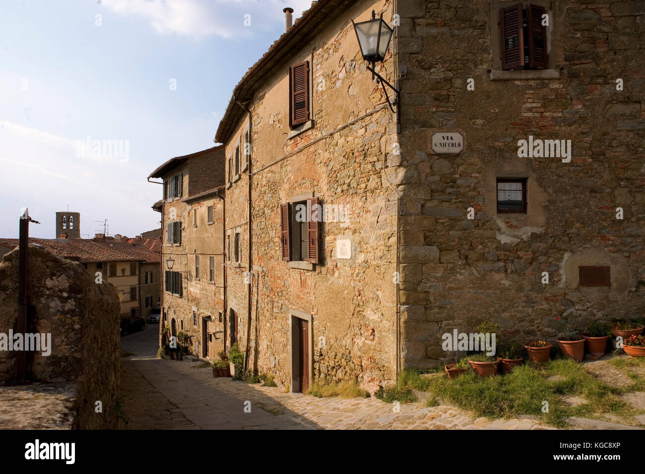 Via della Santissima Trinità, Cortona, Arezzo, Toskana, Italien: eine ruhige Lage an der Spitze der Stadt, in der Nähe des Klosters mit dem gleichen Namen Stockfoto