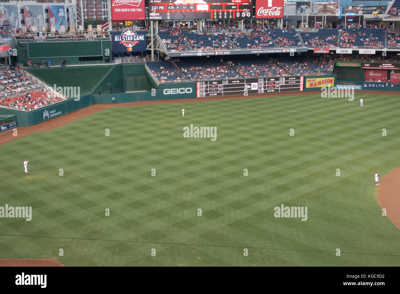 Typische outfield Positionen bei einem Baseballspiel, Nationals Park, der Heimat der Washington Nationals, Washington DC, USA. Stockfoto