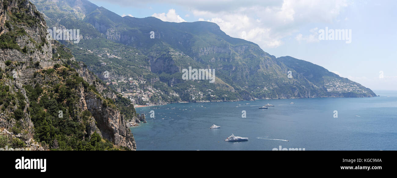 POSITANO, ITALIEN - 27. JUNI 2014: Panorama der malerischen Landschaft der Amalfiküste in Positano, Italien. Stockfoto