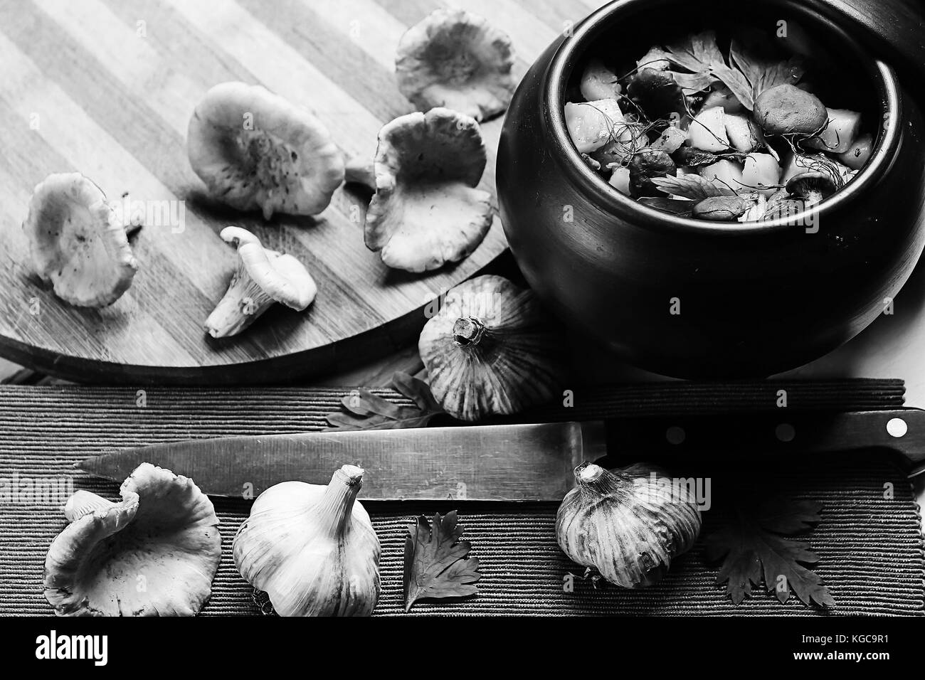 Kartoffeln mit Pilzen in einem Tontopf. Pilze aus dem Wald Stockfoto