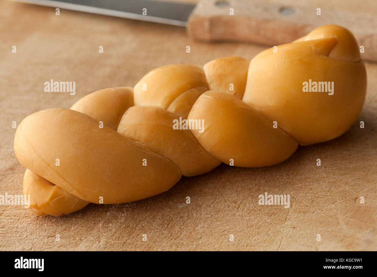 Traditionell geräucherten Slowakische halb Fett, gedämpft Käse Stockfoto