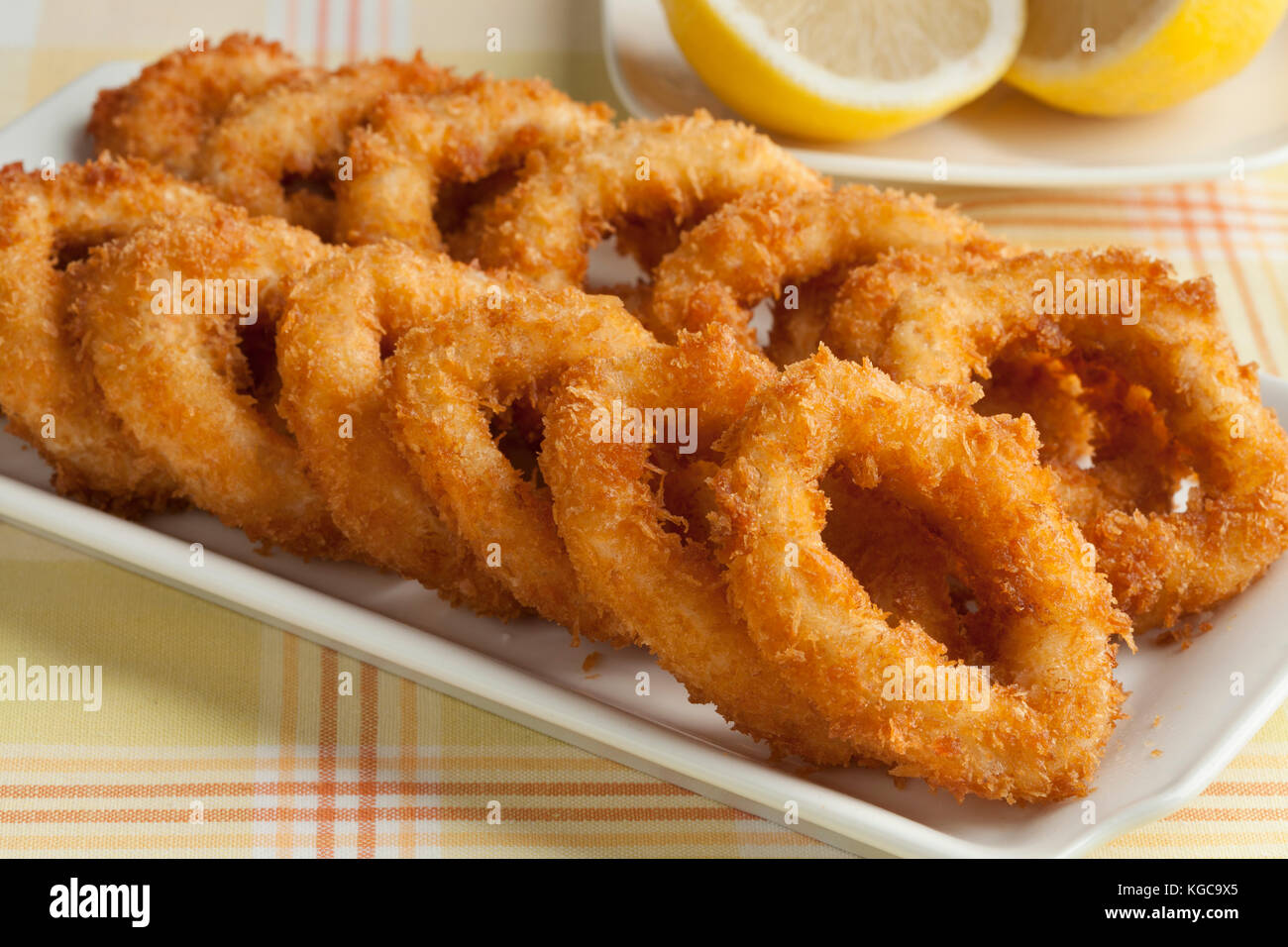 Frittierte Tintenfischringe im japanischen Breadcrumb und Zitrone Stockfoto