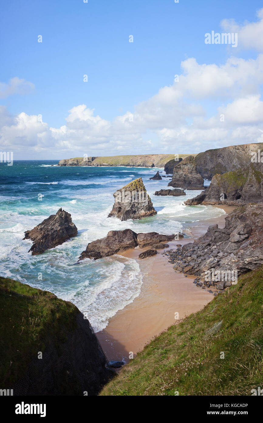 Bedruthan Steps, einem robusten Küstenstreifen in Cornwall, England, Großbritannien. Stockfoto