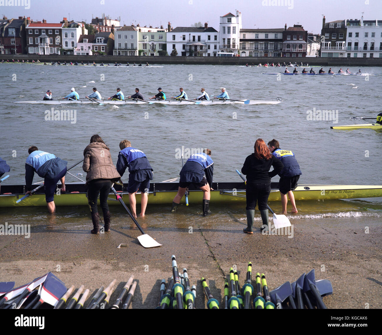 Die jährlichen Leiter der River Race auf der Themse war halb weg durch die Veranstaltung aufgrund starker Winde und schweres Wasser abgebrochen. Das erste Rennen war Stockfoto