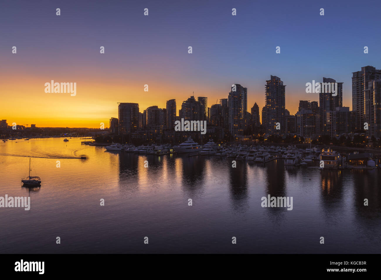 Sonnenuntergang Licht und Silhouetten in False Creek, Vancouver Stockfoto