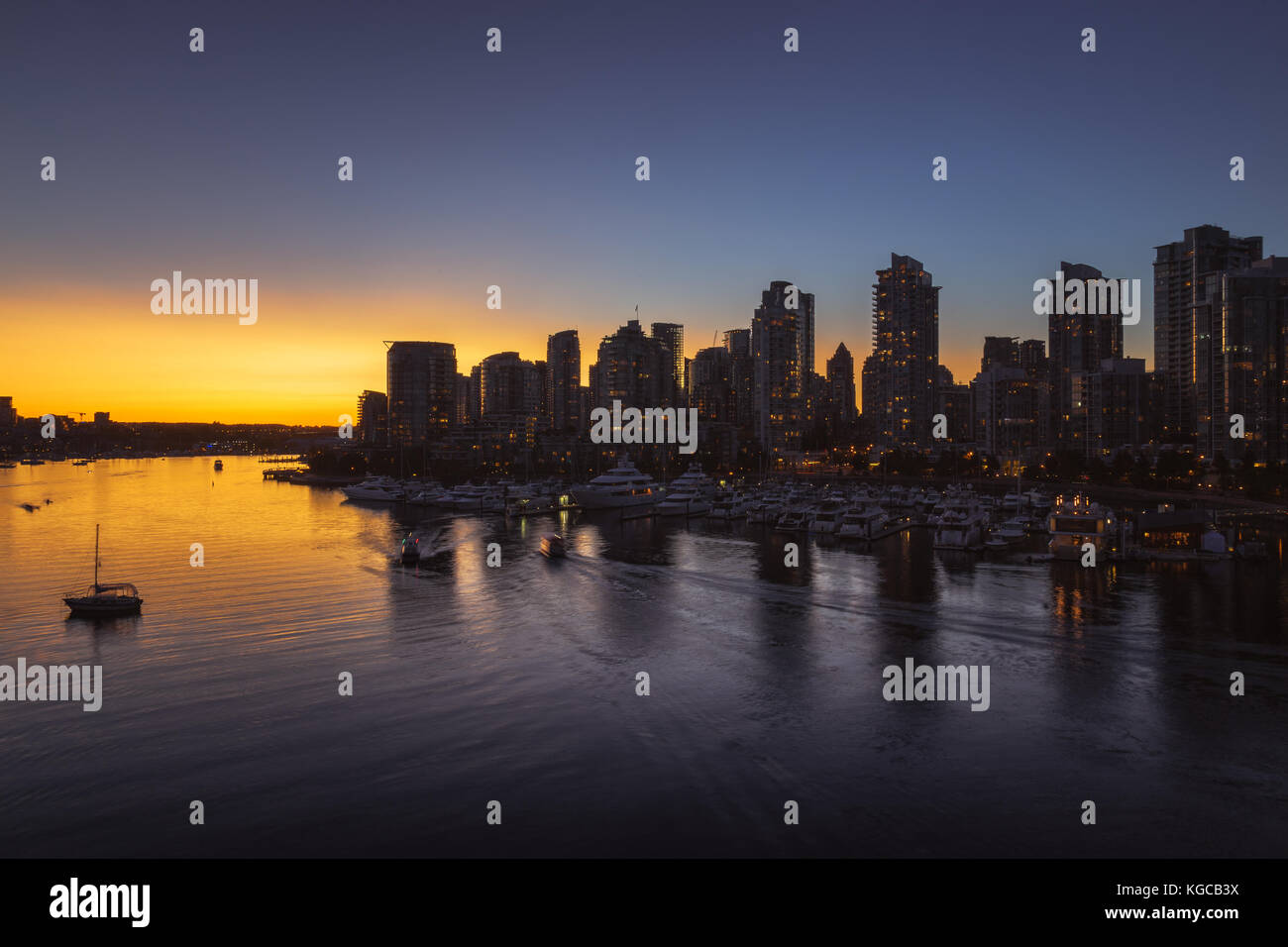 Sonnenuntergang Licht und Silhouetten in False Creek, Vancouver Stockfoto