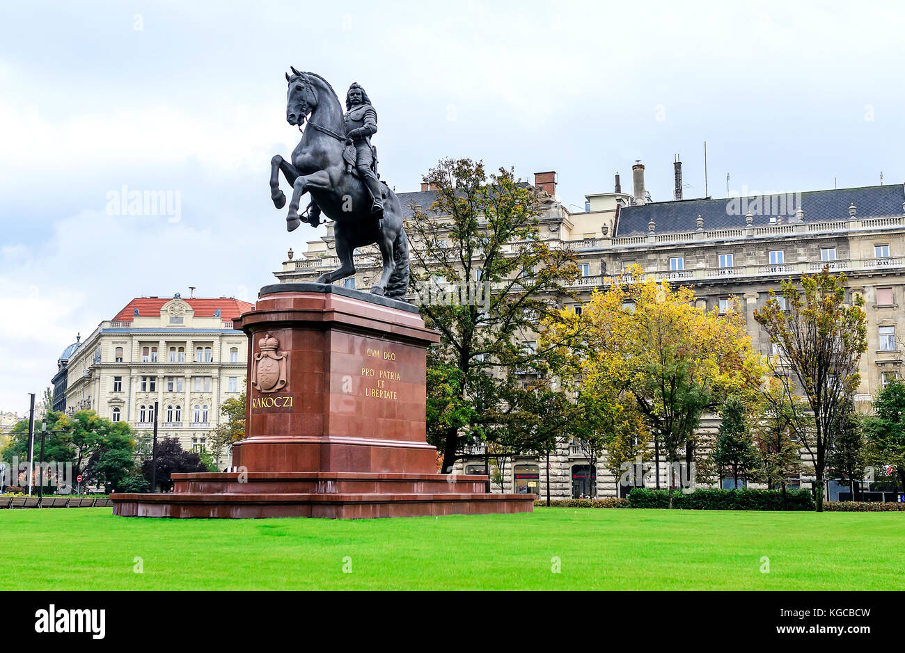Denkmal von Franz II. rakoczi gegen das ungarische Parlament. Stockfoto