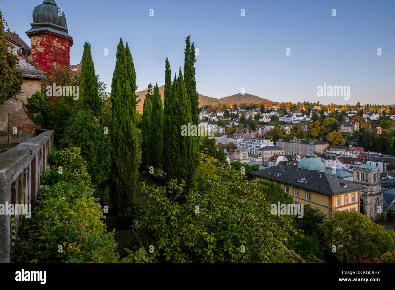 Ein Turm des Neuen Schlosses, seine Gärten und die therme Friedrichsbad, Kurstadt Baden-Baden bei Sonnenuntergang, Deutschland Stockfoto