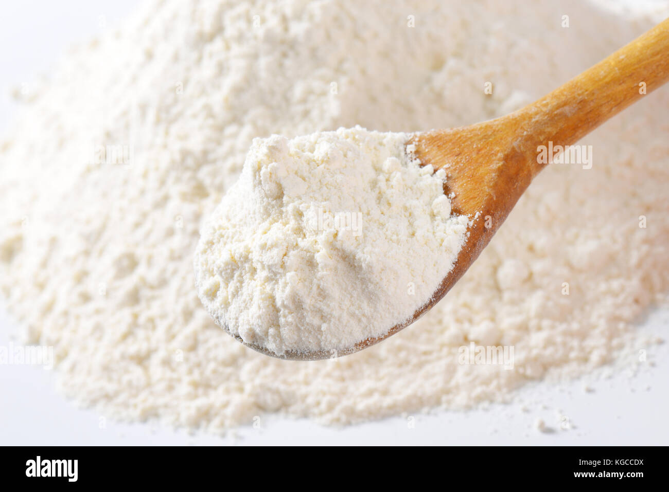 Holzlöffel von Weizenmehl - Nahaufnahme Stockfoto