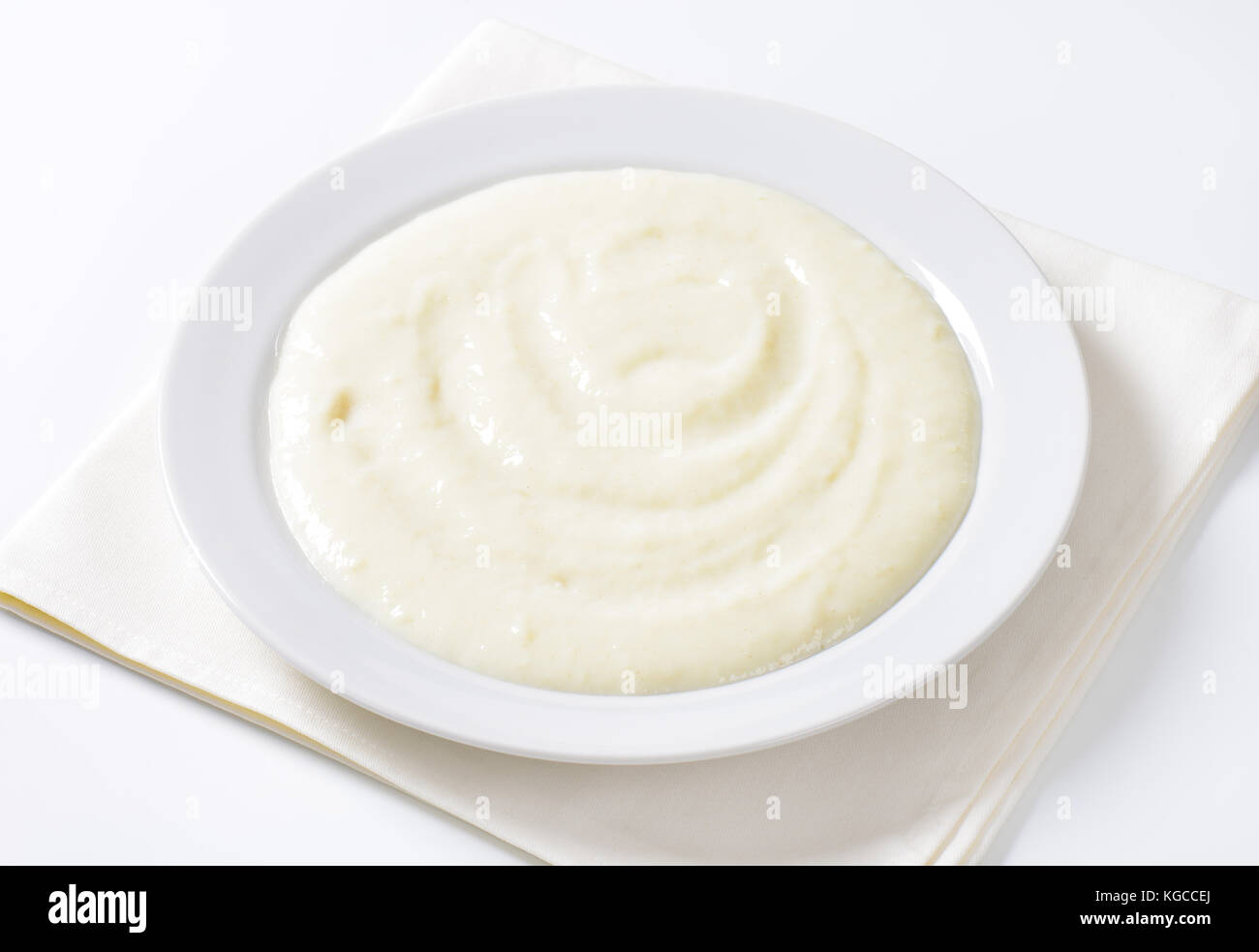 Teller Grießbrei auf weißen Serviette - Nahaufnahme Stockfoto