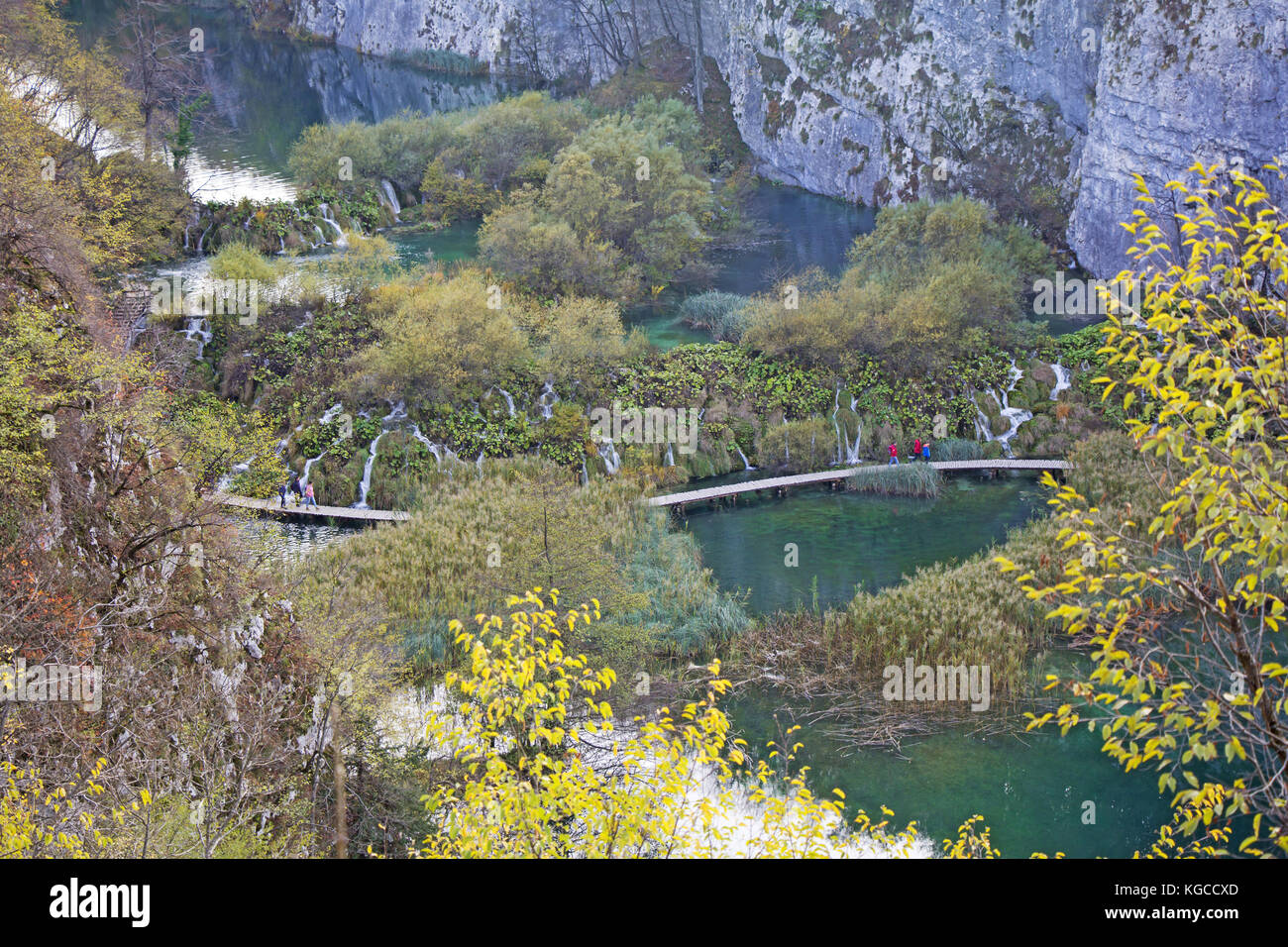 Herbst Blick auf den wunderschönen Wasserfälle im Nationalpark Plitvicer Seen, Kroatien Stockfoto