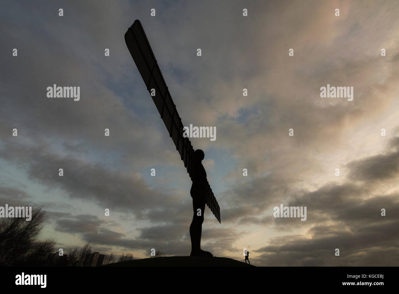 Als Fotograf sieht bei der Engel des Nordens in Gateshead, Tyne und Wear. Ihre enorme Größe, in Perspektive. Stockfoto