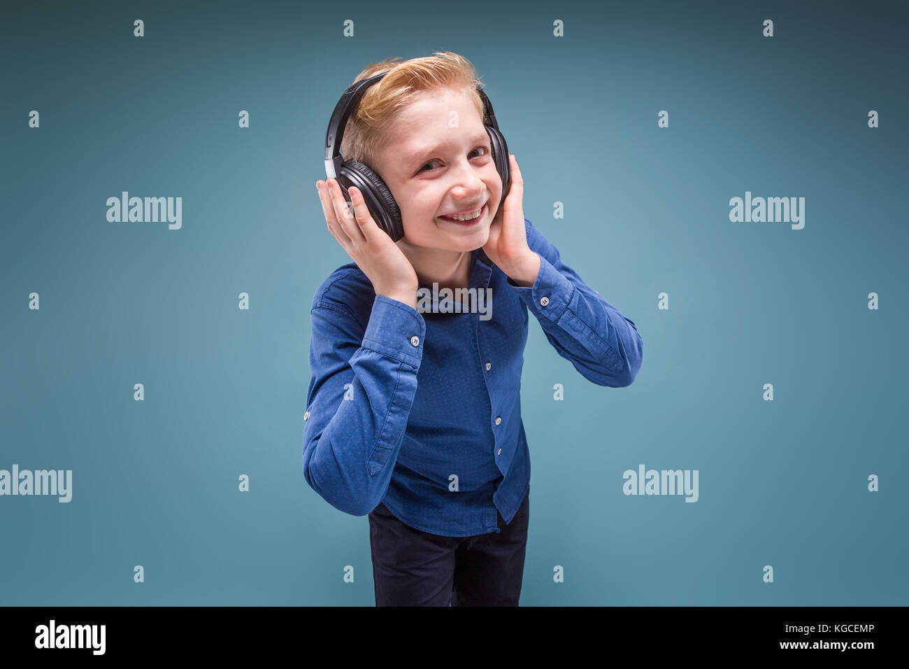 Gerne student mit Kopfhörern Musik hören Stockfoto