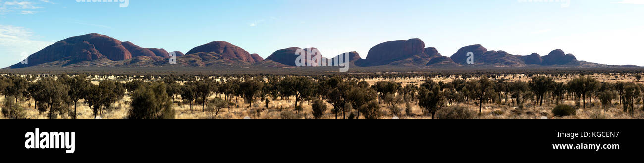 Ein Panoramablick auf Kata Tjuṯa, eine Gruppe von großen, kuppeligen Felsformationen im Uluṟu-Kata Tjuṯa National Park, Northern Territory, Australien Stockfoto