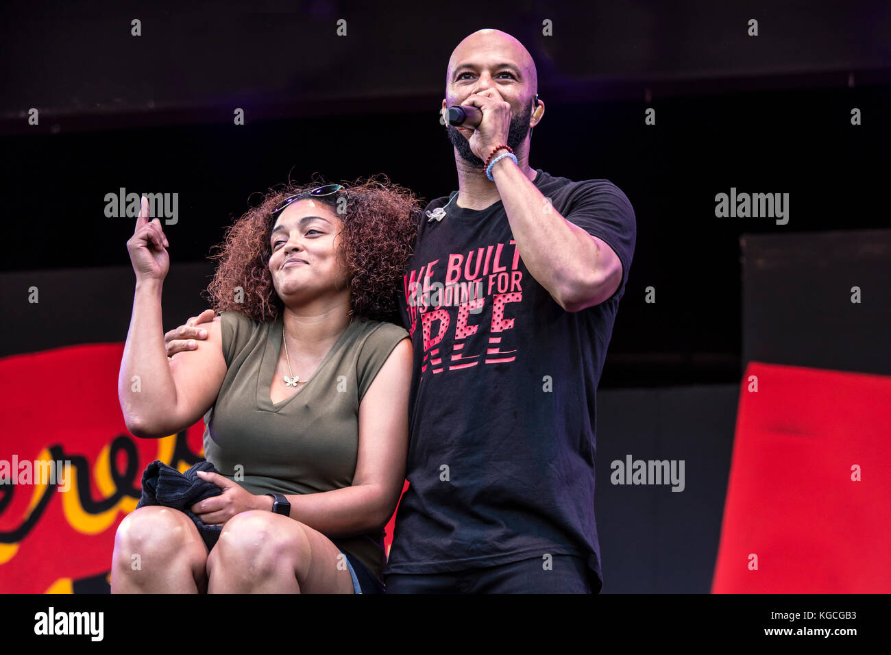 Hip Hop Künstler gemeinsame ehrt Frauen durch das Singen zu einem Fan auf die Bühne gebracht - 60 Monterey Jazz Festival, Kalifornien Stockfoto