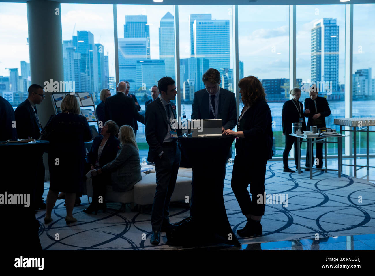Business Meeting mit den Blick auf Canary Wharf und das Finanzzentrum von London's Docklands im Hintergrund Stockfoto
