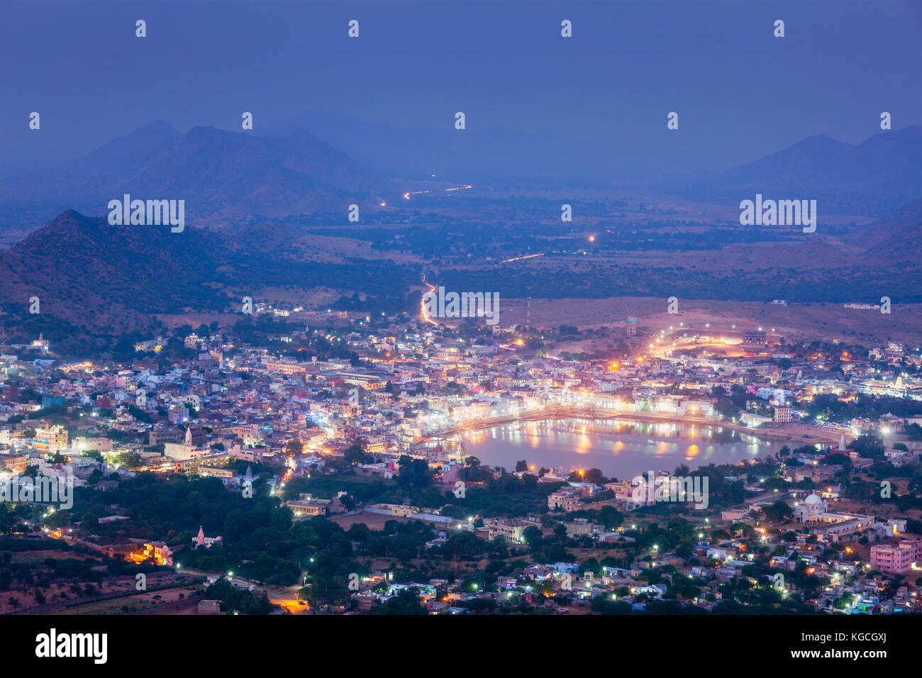 Heilige Stadt Pushkar Luftaufnahme in der Dämmerung von Savitri Tempel. Pushk Stockfoto