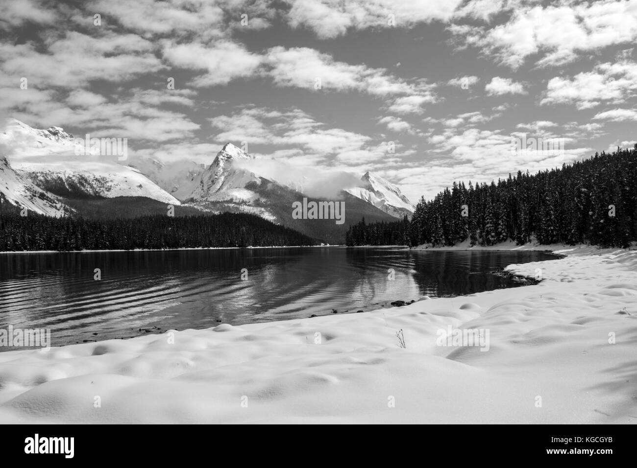 Reflexionen, Schnee & Berge - Maligne Lake im Jasper National Park, Alberta, Kanada Stockfoto