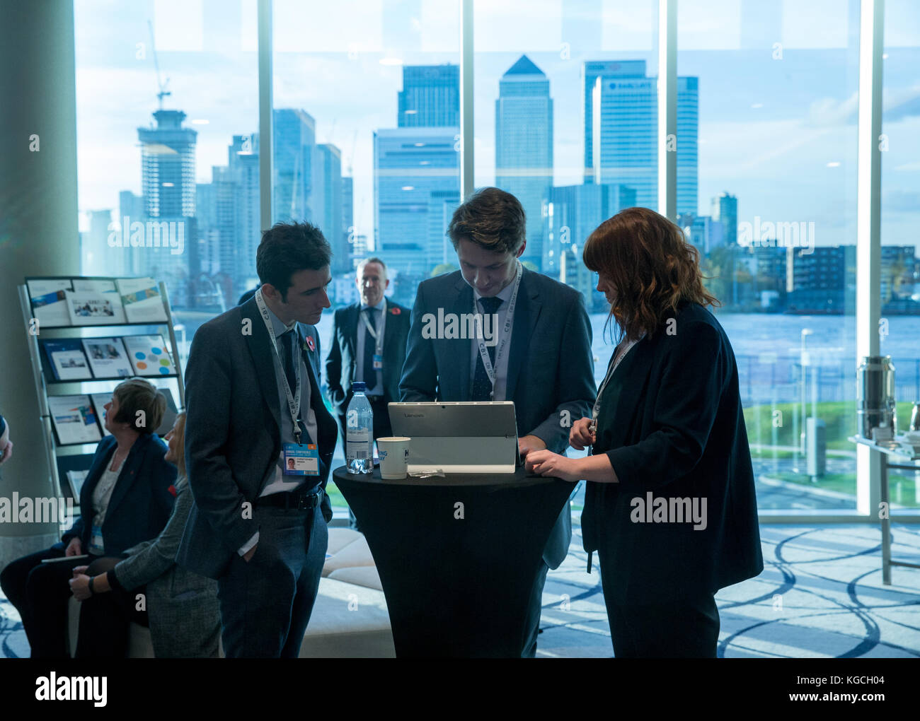 Business Meeting mit den Blick auf Canary Wharf und das Finanzzentrum von London's Docklands im Hintergrund Stockfoto