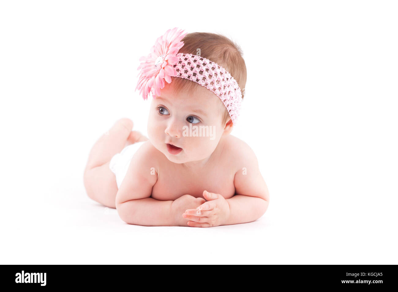 Süße Schönheit kleines Mädchen in weißen Windeln und Wickeln Stockfoto