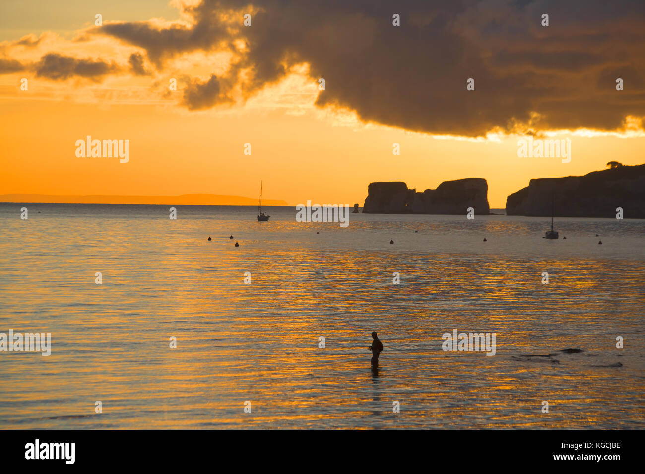 Angeln im Meer Sonnenaufgang Stockfoto