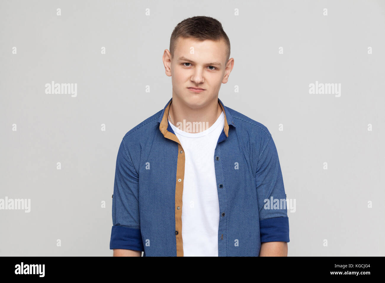 Porttrait unglücklichen jungen Mann. studio Shot Stockfoto