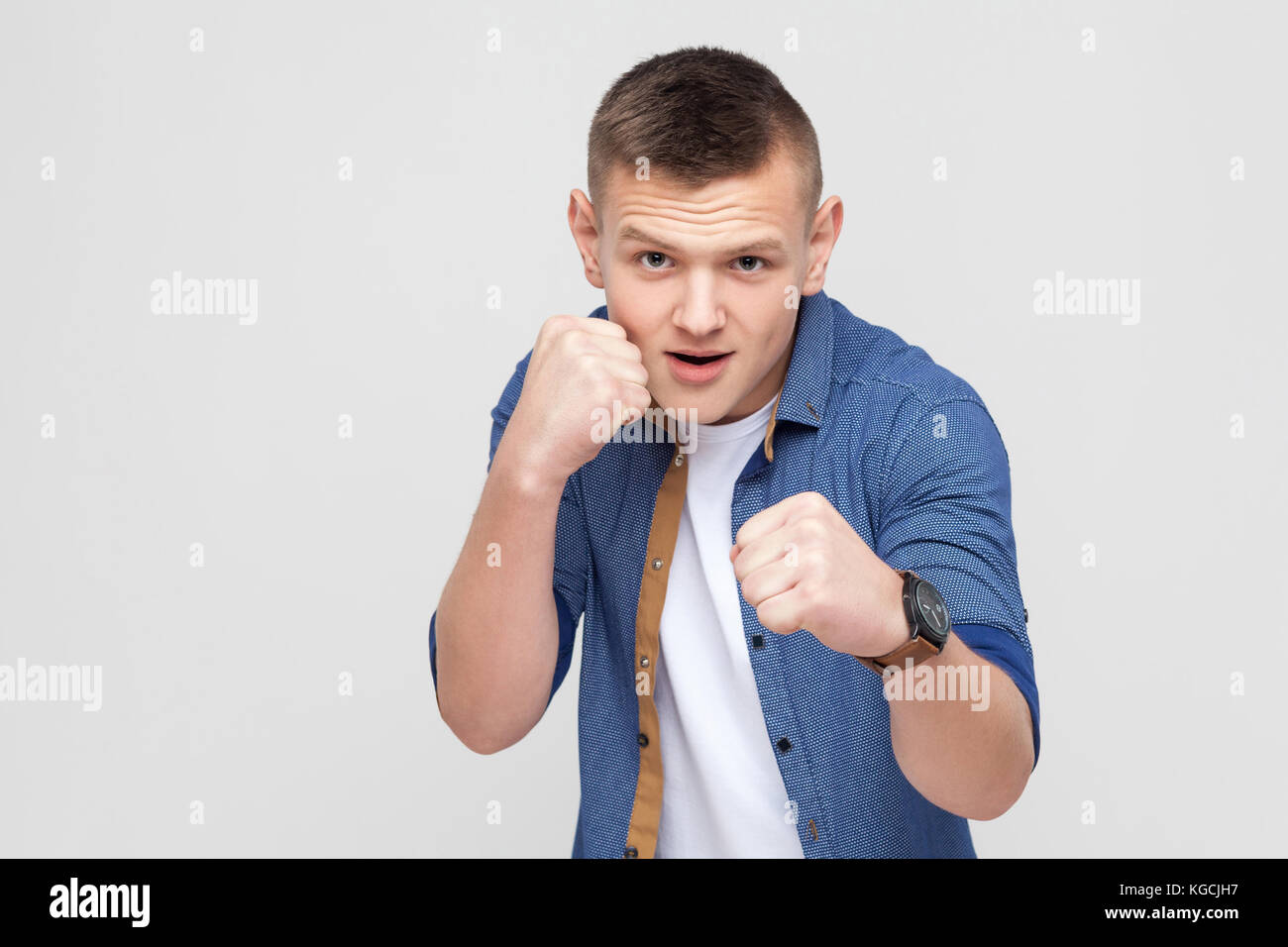 Boxen. Junge Zorn Mann, bereit zu kämpfen. studio Shot, grauer Hintergrund Stockfoto