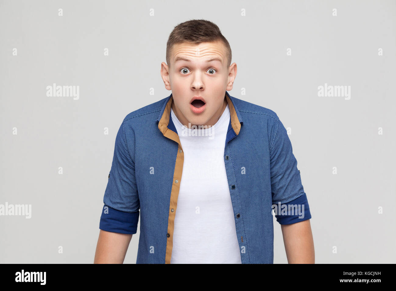 Junge offenen Mund schreien und einem großen Augen haben. indoor Schuß Stockfoto