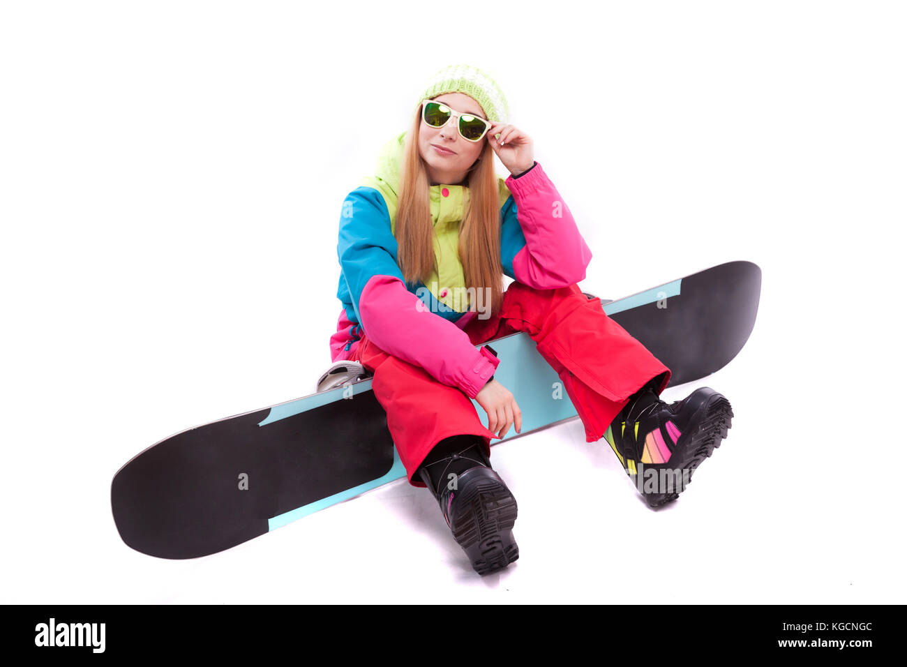 Hübsche junge Frau in Ski Snowboard Outfit und Sonnenbrillen halten Stockfoto