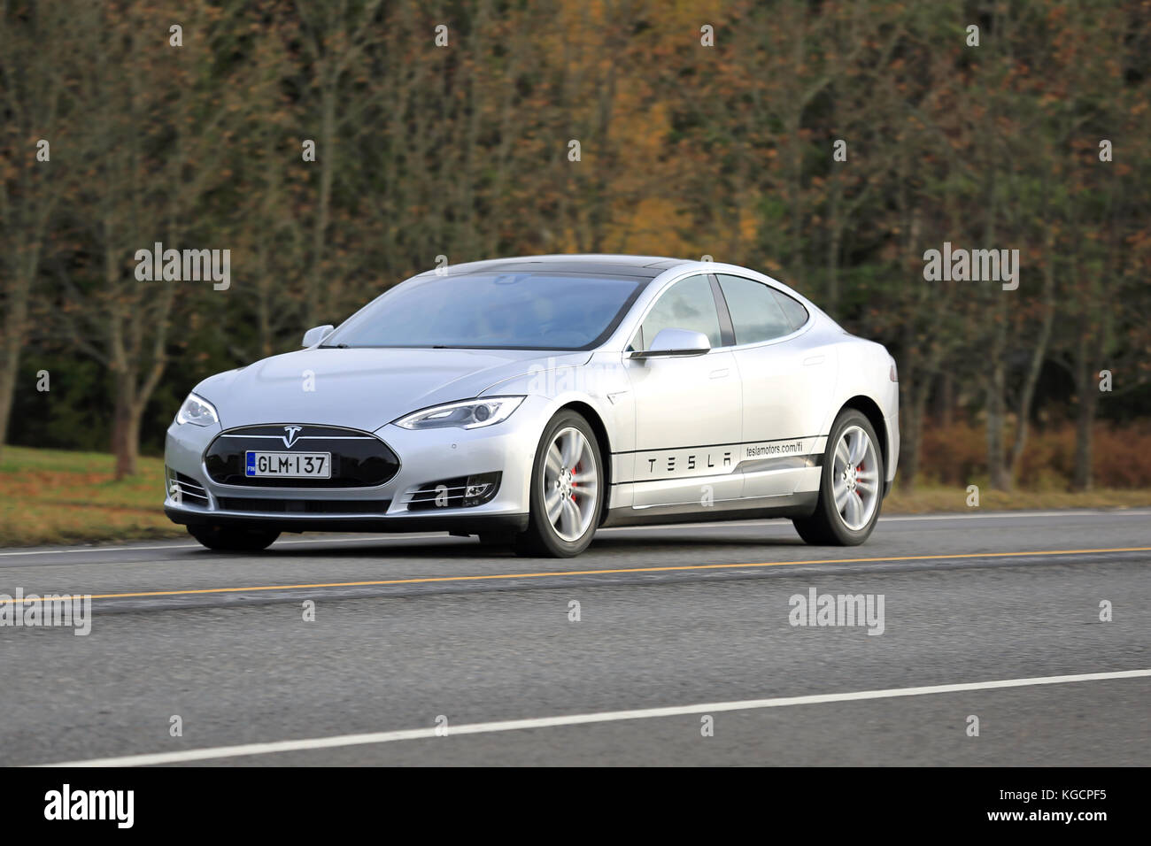 SALO, Finnland - 31. OKTOBER 2015: Silber Tesla Model S elektrische Auto auf der Straße im Süden Finnlands. Tesla wird in der nächsten Generation durch seine Karten erstellen Stockfoto