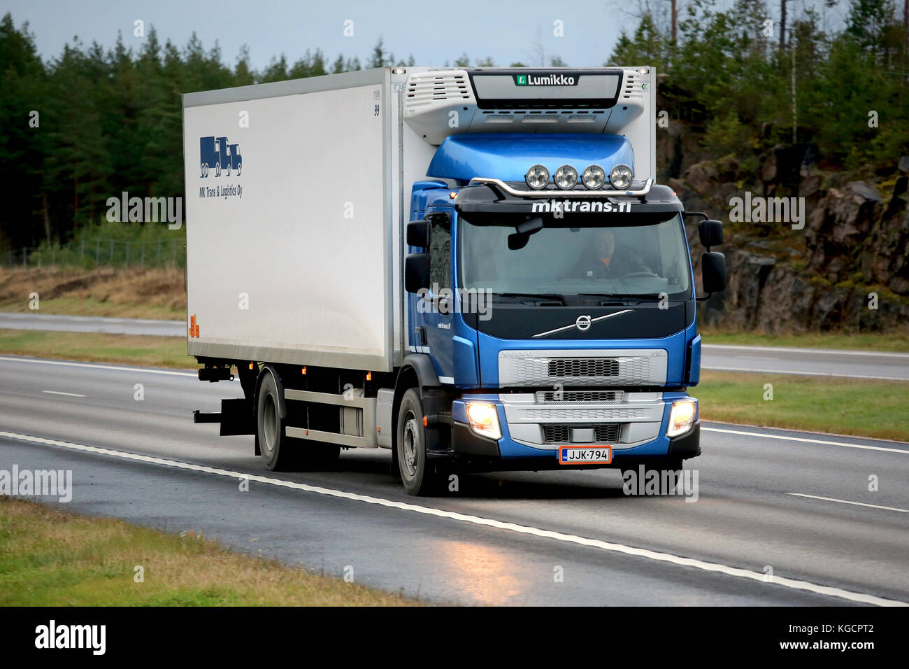 PAIMIO, FINNLAND - 6. NOVEMBER 2015: Blauer Volvo FE Kühltransport LKW auf der Autobahn. Volvo FE ist ein Mehrzweckfahrzeug für Stadt und Region Stockfoto