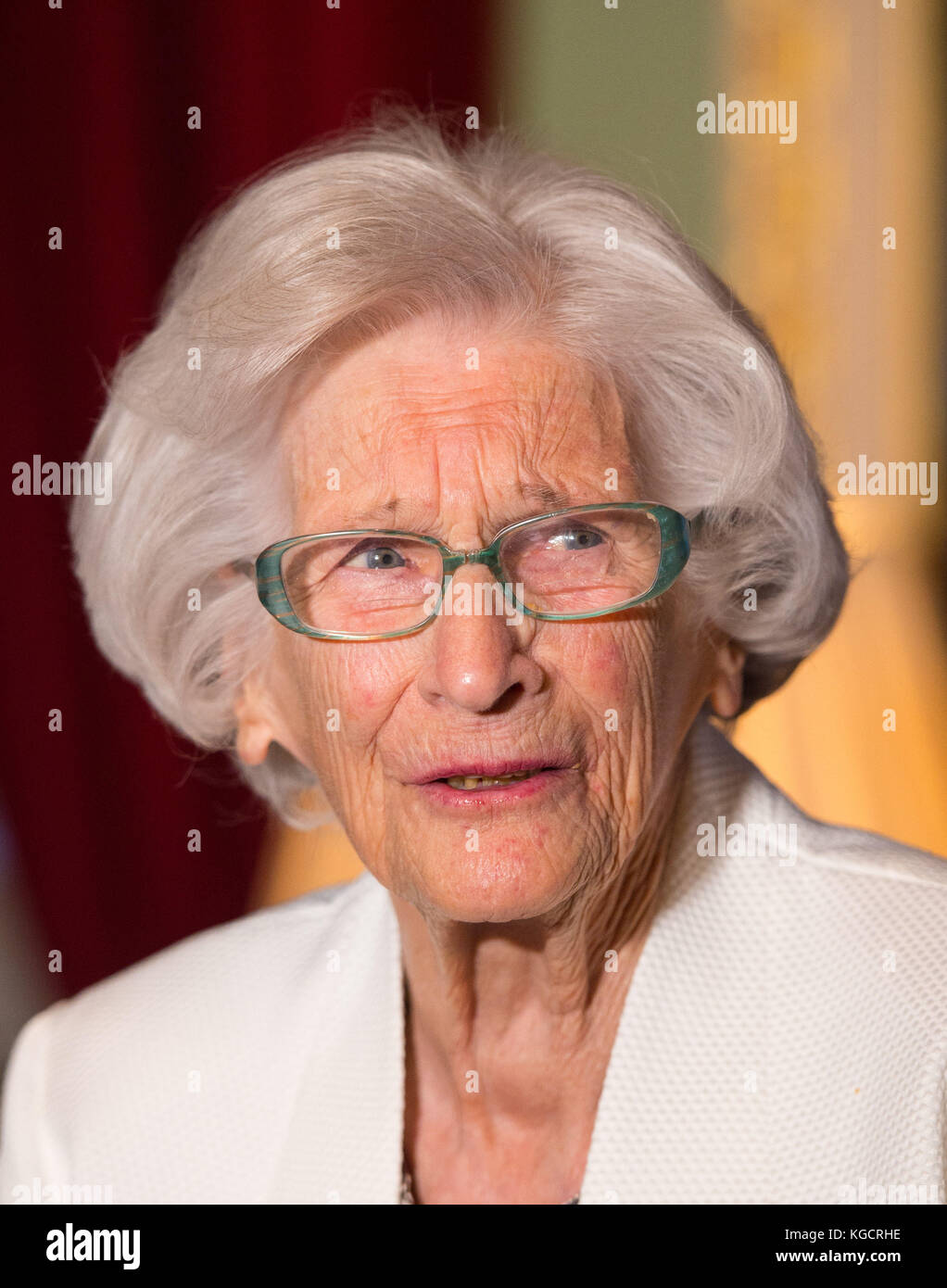 Charlotte Bischoff van Heemskerck mit dem holländischen Gemälde "The Oyster Meal" aus dem 17. Jahrhundert von Jacob Ochtervelt, das während des Zweiten Weltkriegs geplündert wurde und nun von der City of London bei einer Zeremonie im Mansion House, London, an sie zurückgegeben wurde. Stockfoto