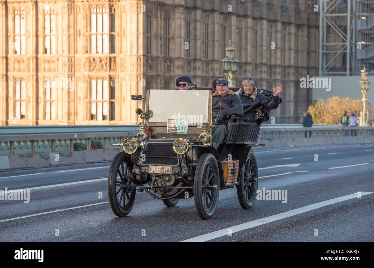 5. November 2017. Bonhams London nach Brighton Veteran Car Run, die weltweit längste Motorveranstaltung, 1903 Panhard Levassor auf der Westminster Bridge. Stockfoto