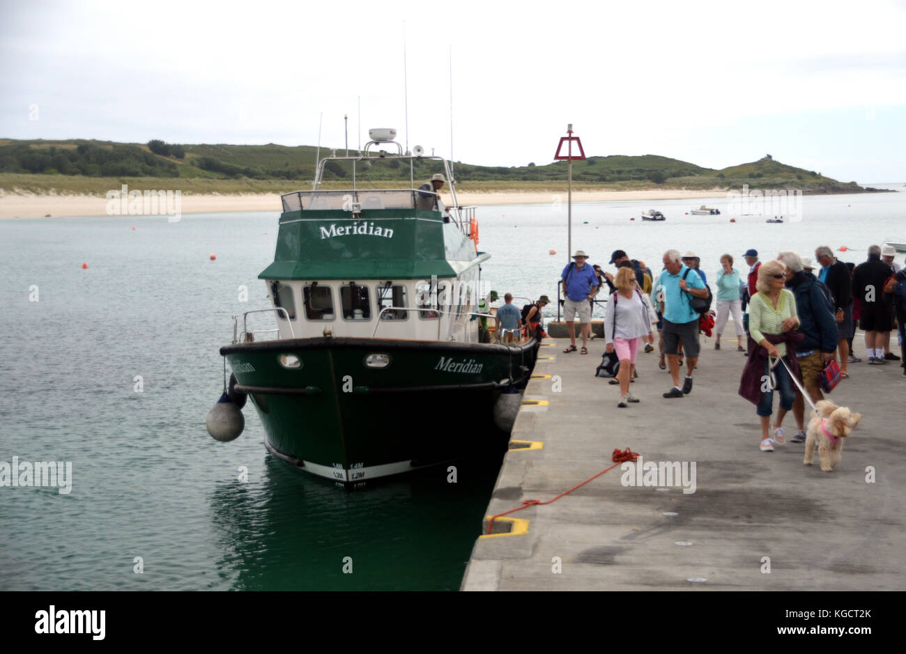 Ios Passagierfähre der meridan Tropfen Touristen bei höheren Town Quay in St Martin's auf den Scilly-Inseln, Vereinigtes Königreich. Stockfoto