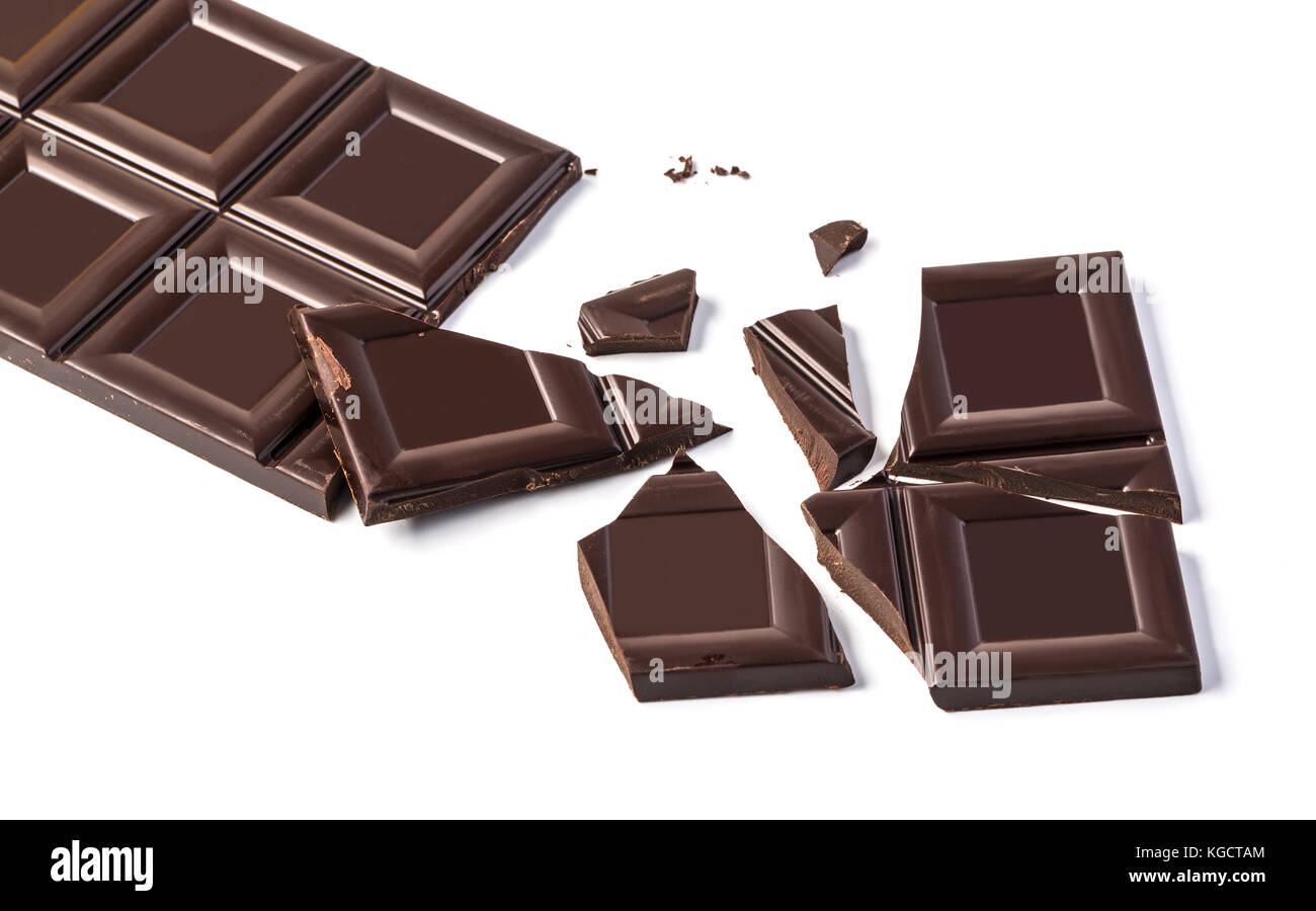 Gebrochene Schokolade am weißen Tisch isoliert. Horizontale Komposition. top View Stockfoto