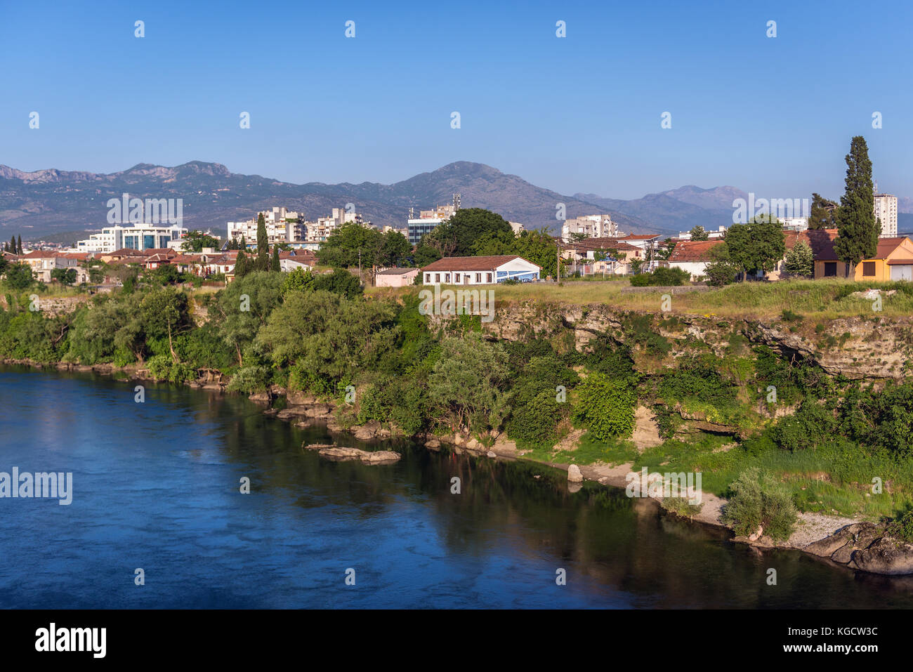 Moraca Fluss - Blick von der Union Brücke in Podgorica, Hauptstadt von Montenegro Stockfoto