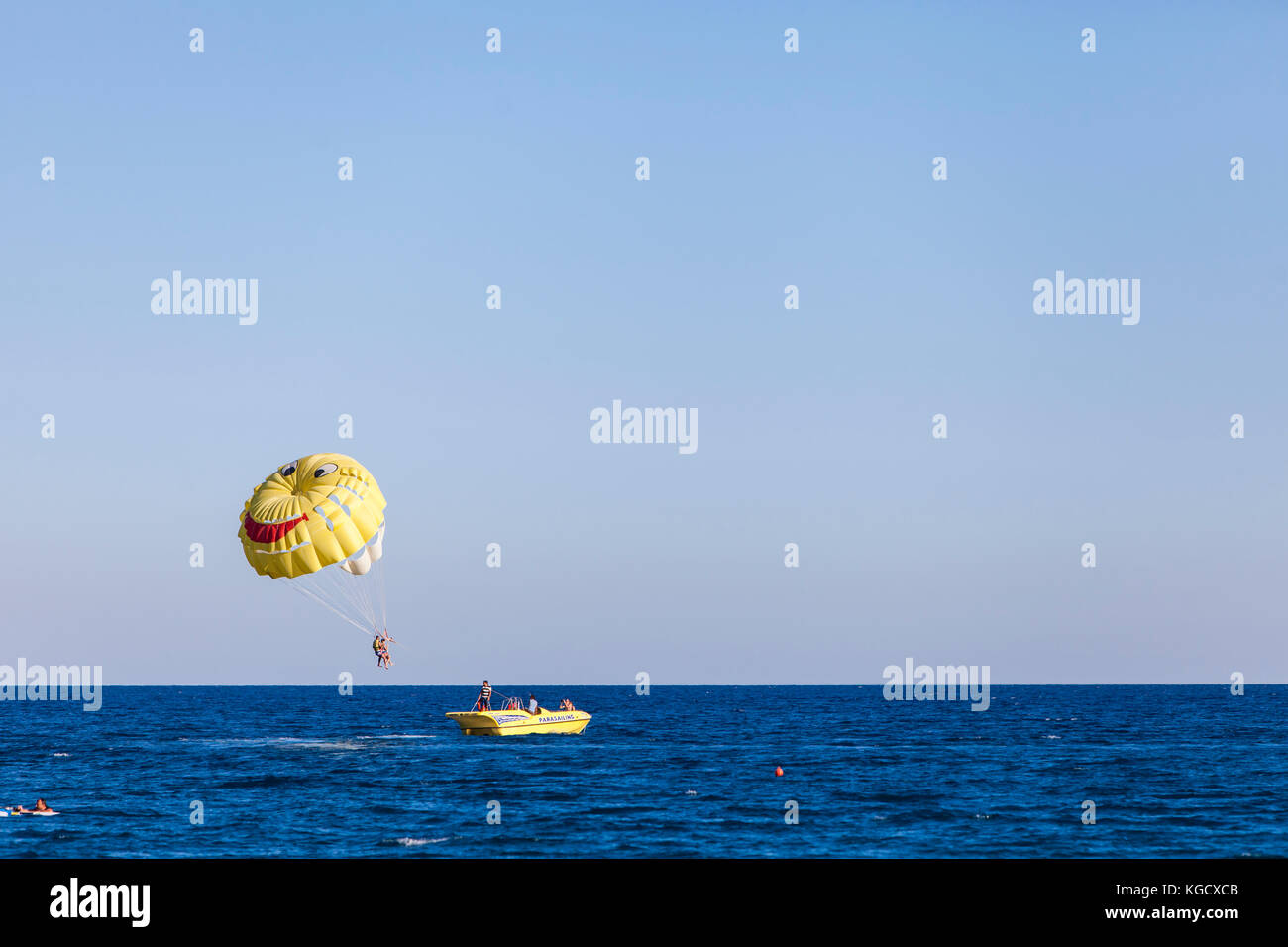 BELDIBI, Türkei - 7. Oktober: Nicht identifizierte Personen parasailing in Beldibi am Oktober 7, 2013. Gleitsegeln ist beliebt an der Küste der Türkei und ein Stockfoto