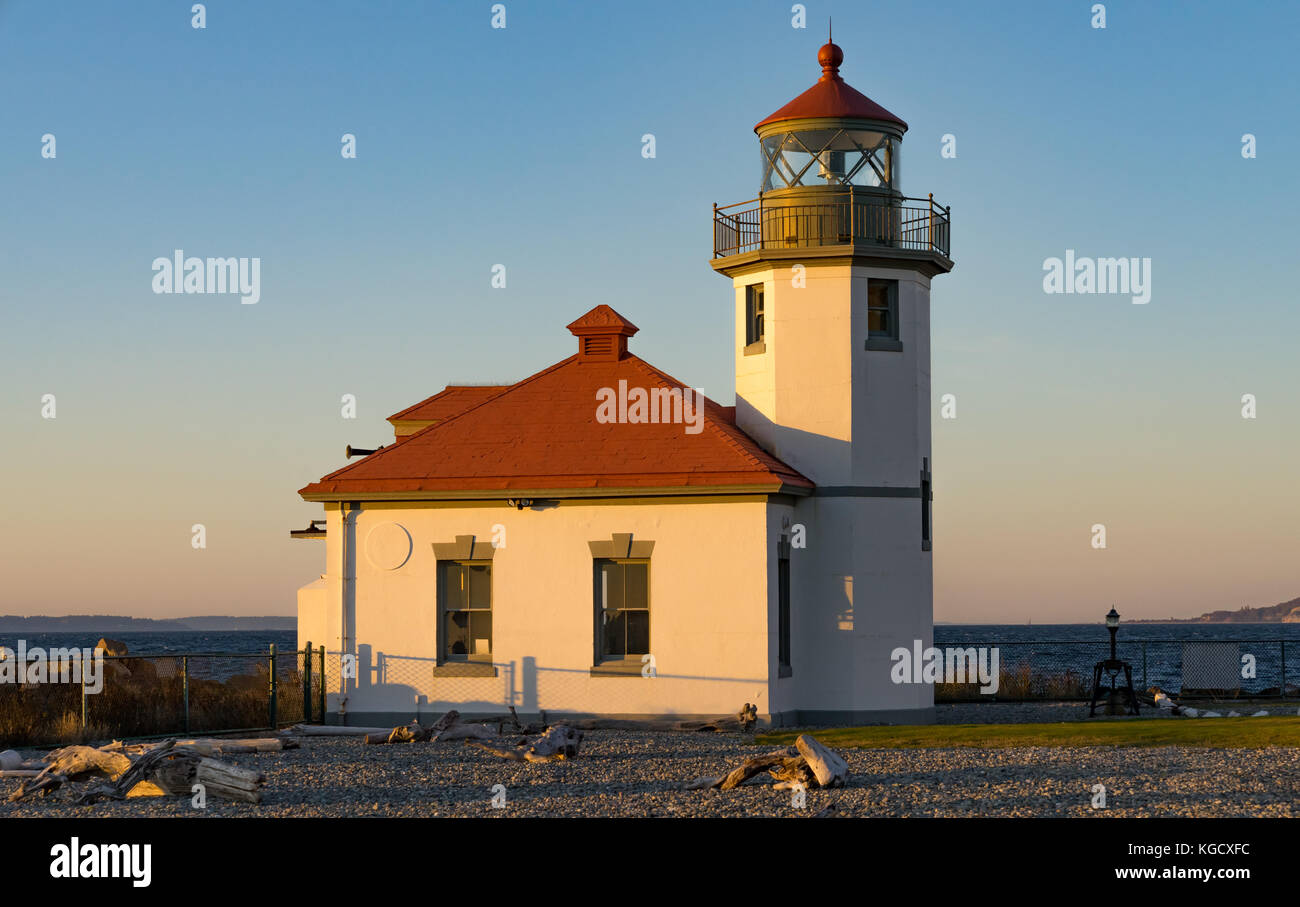 Ein Leuchtturm steht auf alki Point in der Puget Sound in der Nähe von Seattle Stockfoto