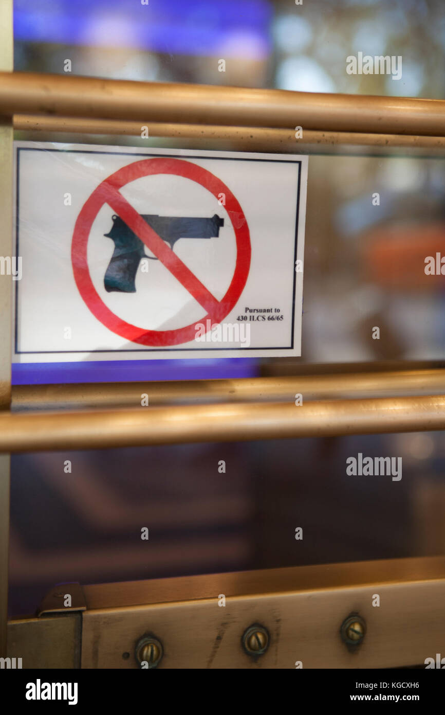 Ein Schild Waffen verbietet, wird im Fenster im Hilton Hotel in der Innenstadt von Chicago gesehen Stockfoto