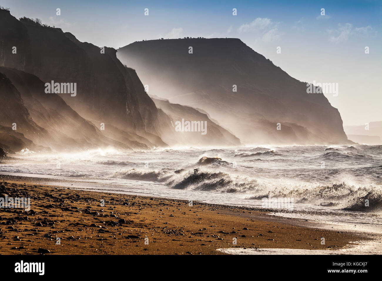 Sonnenaufgang auf Charmouth Beach auf der Suche nach Golden Cap. Stockfoto