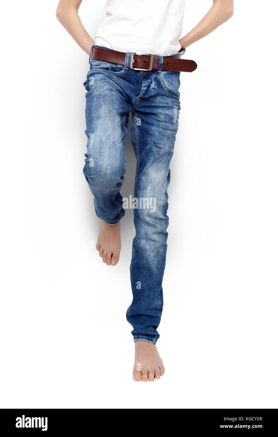 Teenager in blaue Jeans und ein weißes T-Shirt barfuß isoliert. mit Freistellungspfad Stockfoto