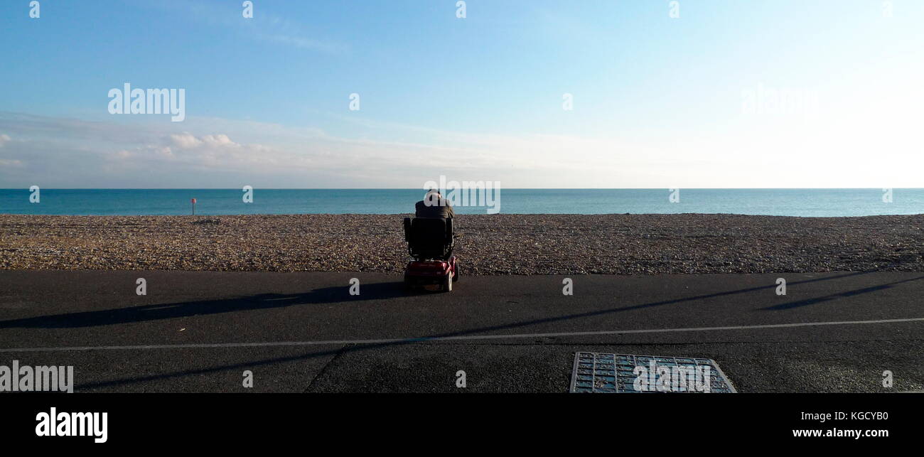 AJAXNETPHOTO. WORTHING, ENGLAND. - BLICK VON HIER - ROLLSTUHLFAHRER HABEN EINEN BLICK AUF DEN ENGLISCHEN KANAL VON DER PROMENADE AUS. FOTO: JONATHAN EASTLAND/AJAX REF:81102_187 Stockfoto