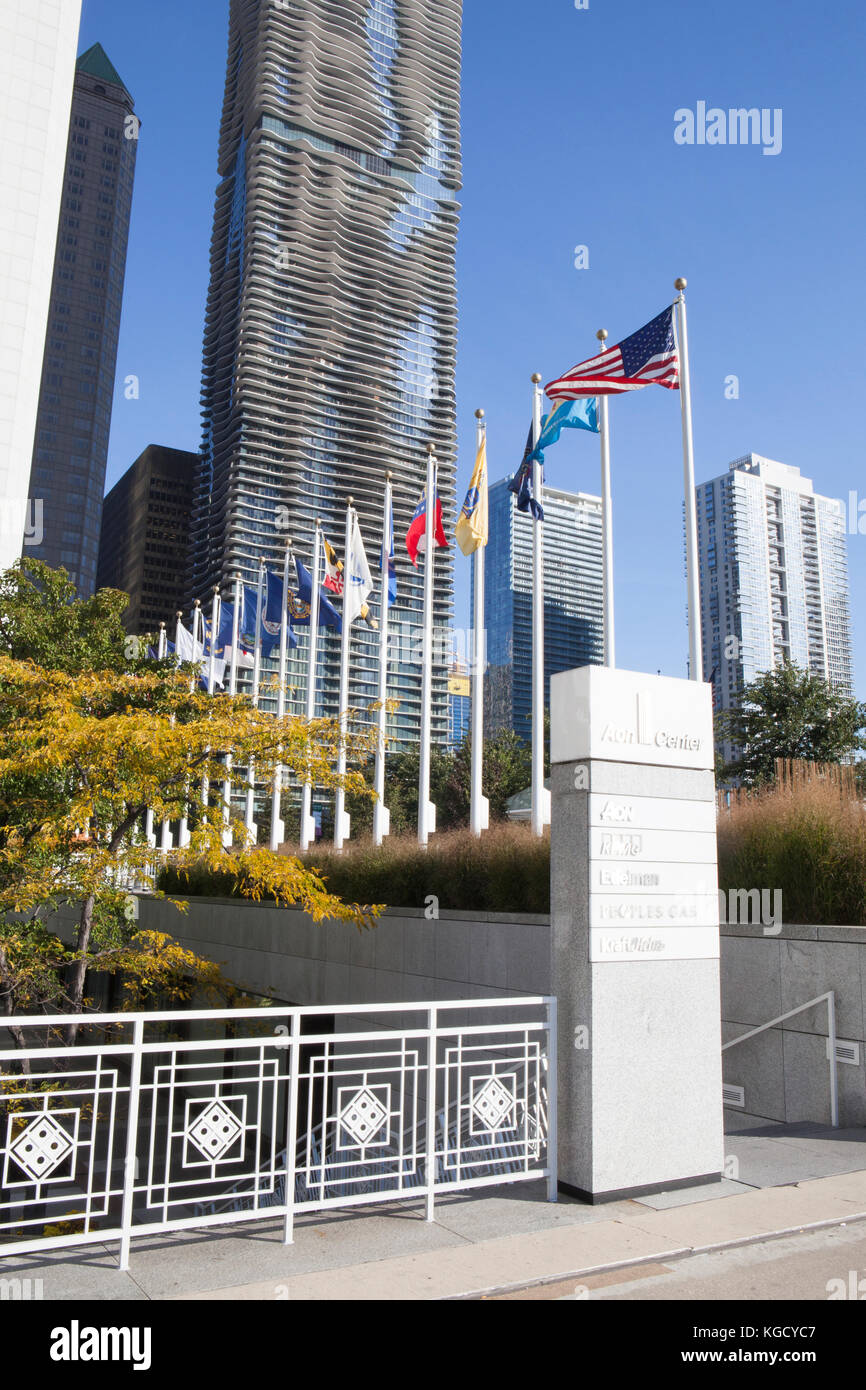 Einen Blick auf die Aon Center in der Innenstadt von Chicago Stockfoto