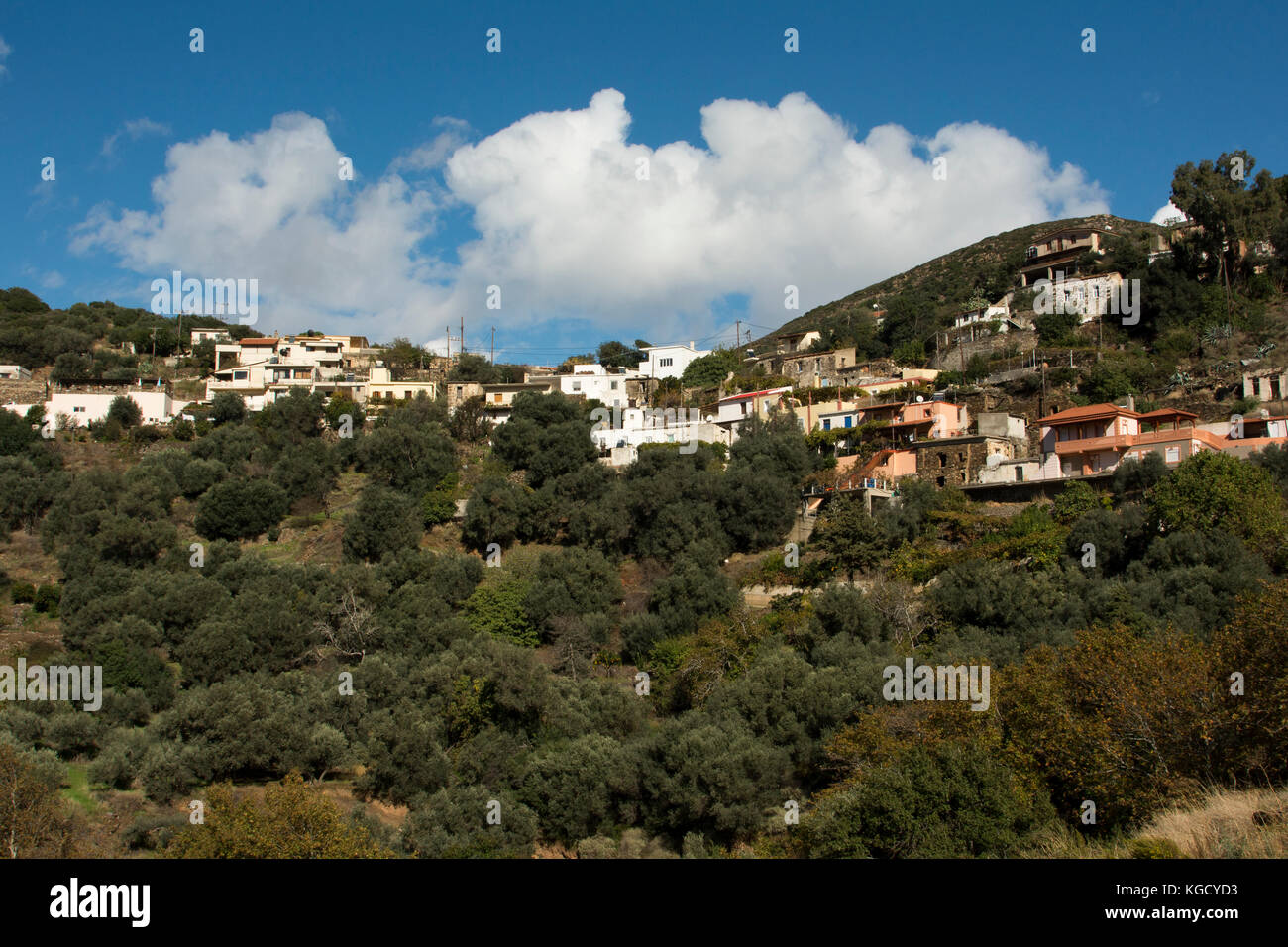 Mountain Village Kambos an der Westküste von Kreta am Mittag. Das Bergdorf Kambos an der Westküste Kretas in der Mittagszeit Stockfoto