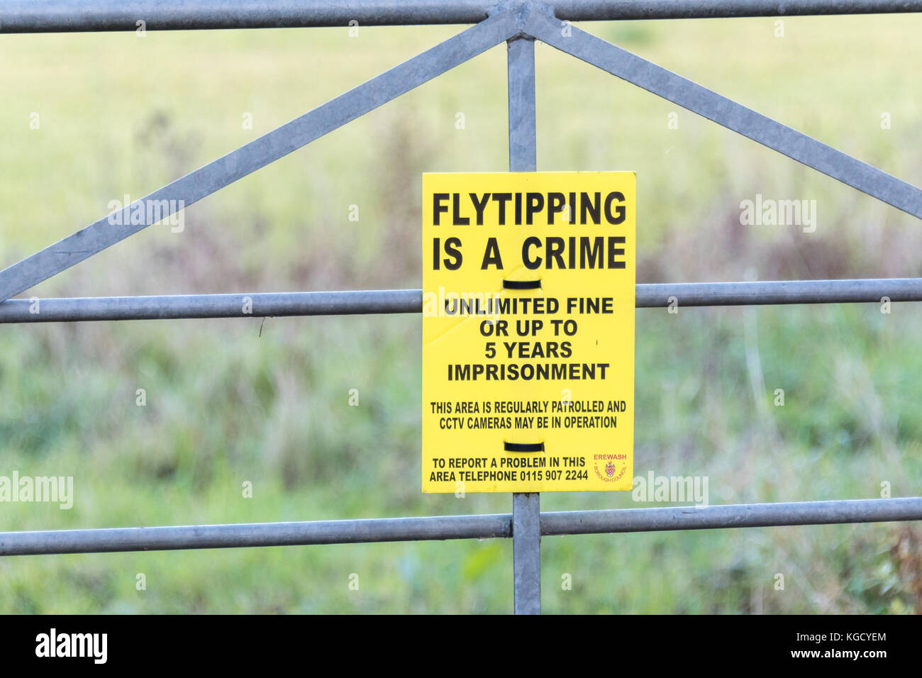 Flytipping ist ein Verbrechen Zeichen Stockfoto